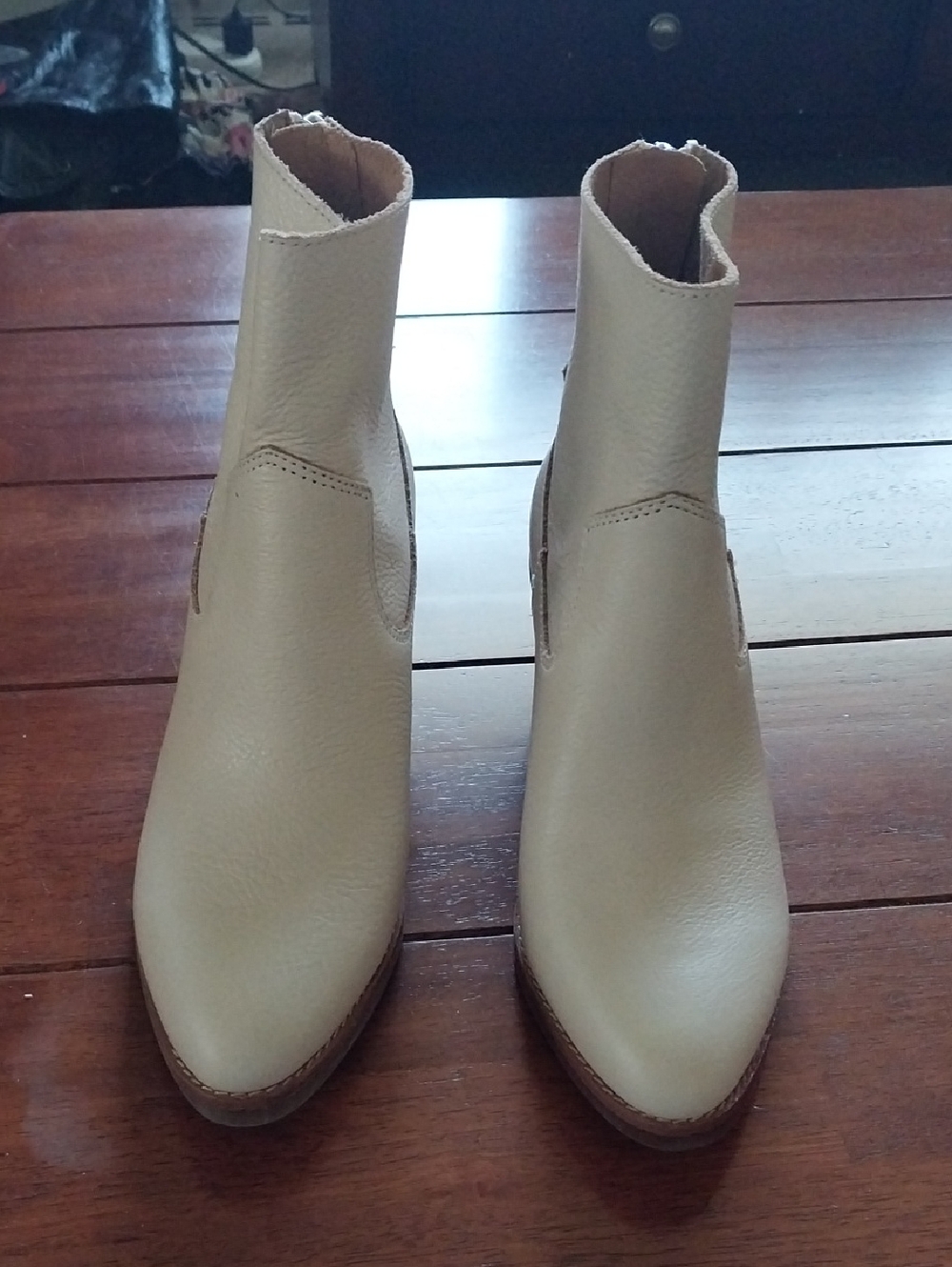 Sofft Leather Cream Pointed Toe Chelsea Ankle Boots